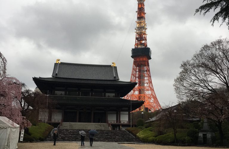 Temple avec une Tour Eiffel à Tokyo